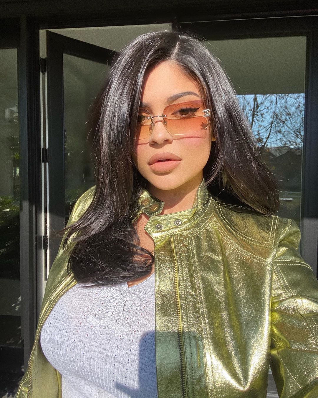 Уроки стилю: Кайлі Дженнер показала, як носити шкіряну куртку у весняному сезоні