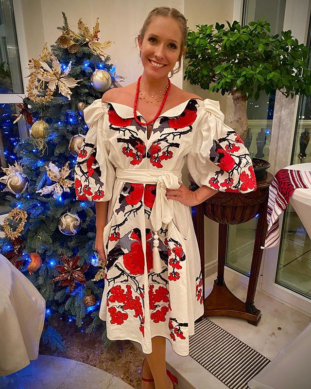 Осадча в розкішній сукні-вишиванці зачарувала затишним святковим фото з Горбуновим