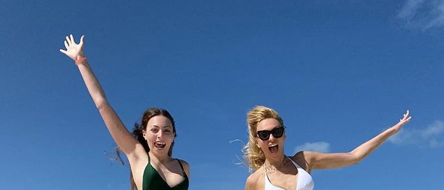 Одни бикини на двоих: дочь Оли Поляковой позировала у бассейна в мамином купальнике