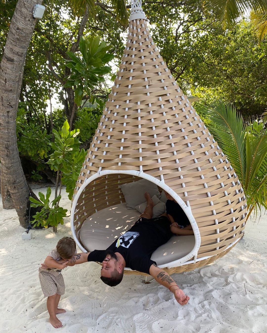 Вкусило щастя: Монатік потішив рідким пляжним знімком з синами