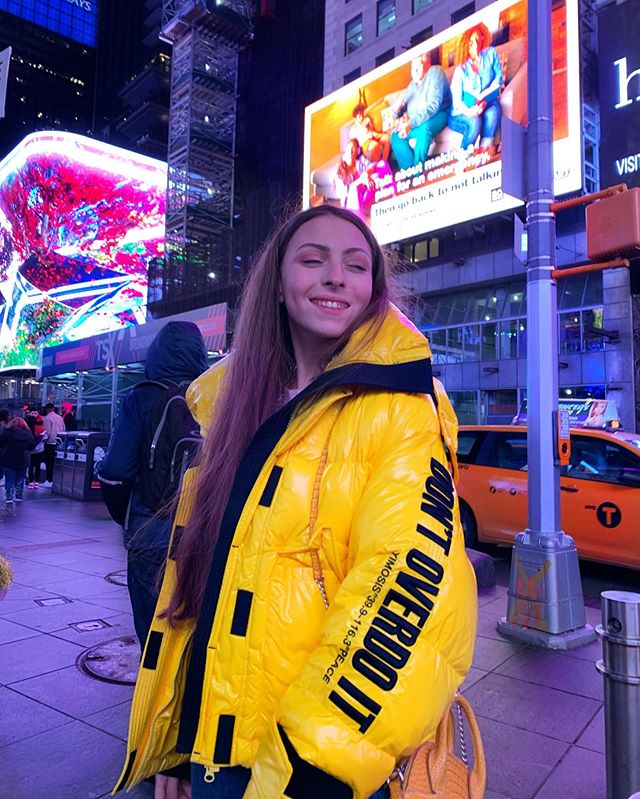 Яркая и счастливая: дочь Поляковой показала трендовый стрит-стайл образ в Нью-Йорке