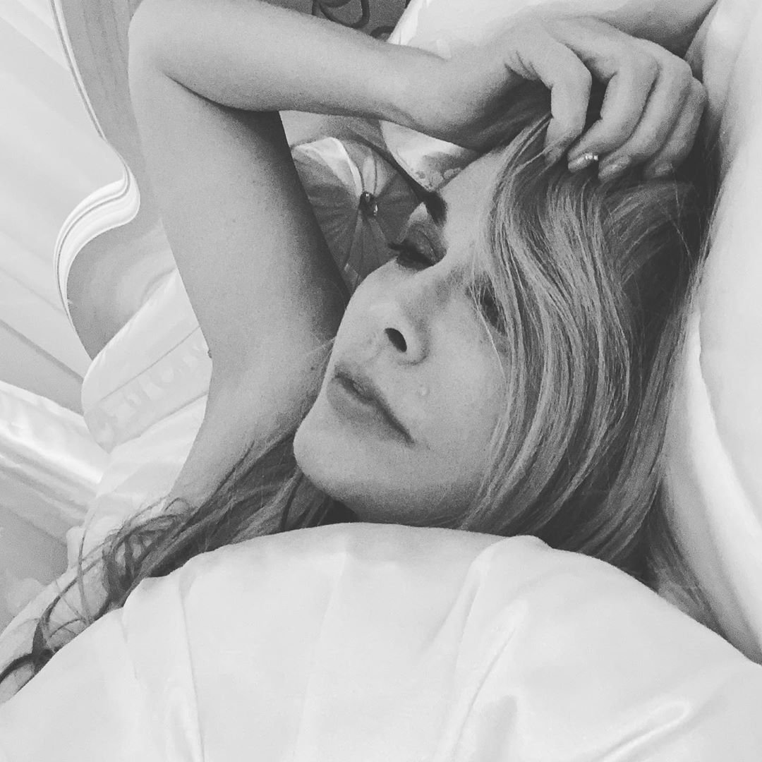 Страсть и нежность: Ольга Сумская взволновала сеть постельными фото