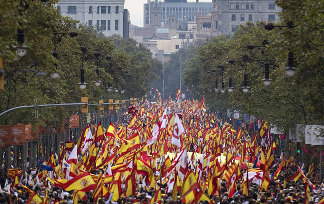 В Барселоне десятки тысяч каталонцев провели марш за единство с Испанией