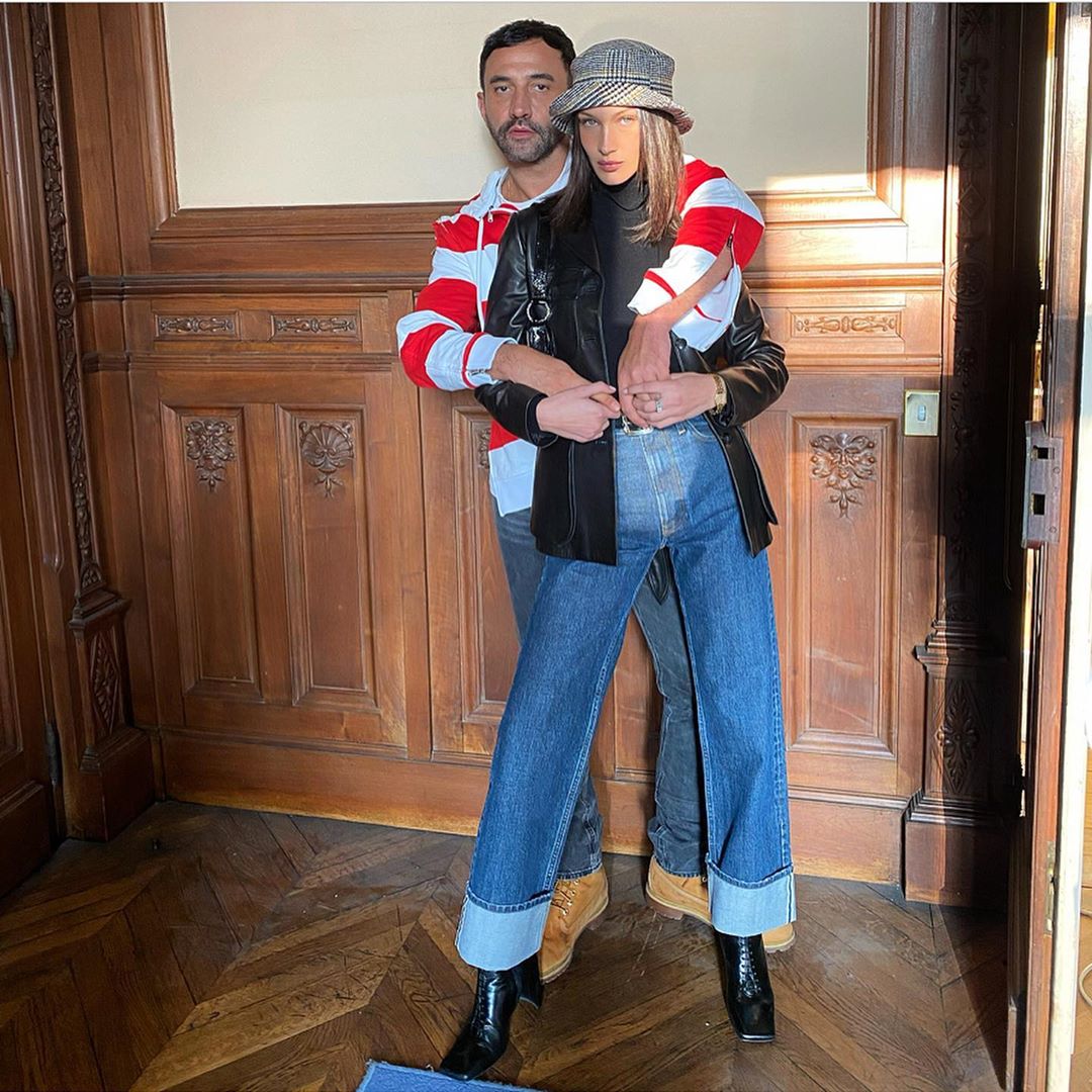 Взять на заметку: Белла Хадид демонстрирует стройную фигуру в самых модных джинсах весны