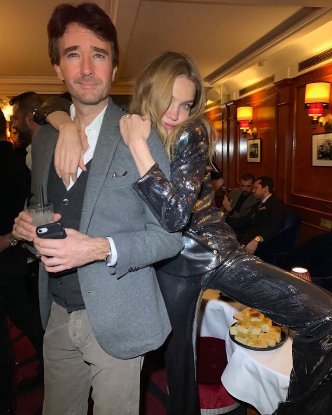 Ідеальна пара: Наталія Водянова блищить в стильному образі і в компанії чоловіка