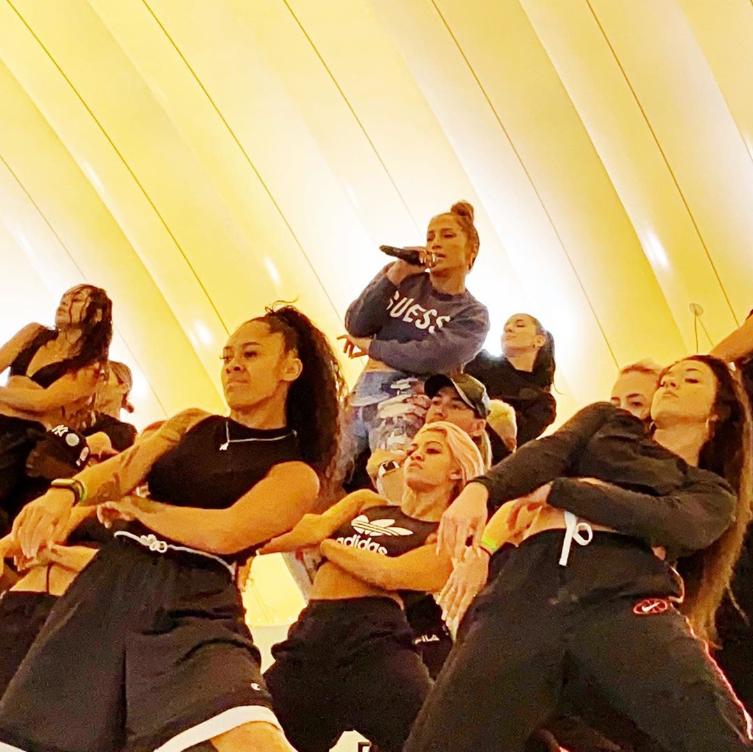 Мамина радость: Дженнифер Лопес показала, как ее поддерживает дочь на изнуряющих репетициях