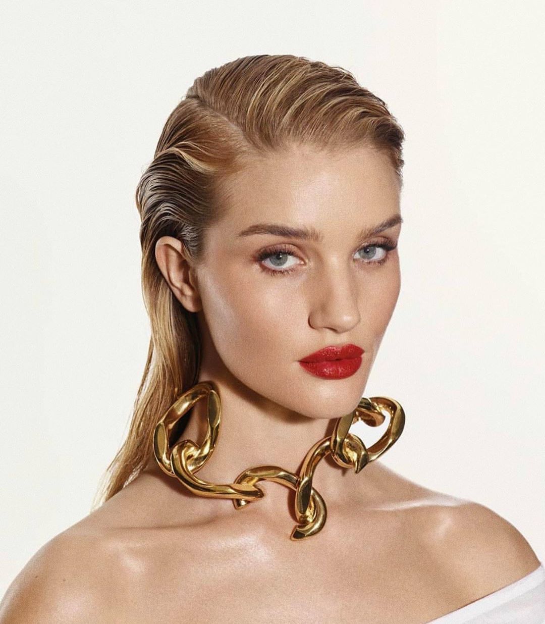 Стильні будні: Роузі Хантінгтон-Уайтлі показала, як зробити офісний гардероб жіночним