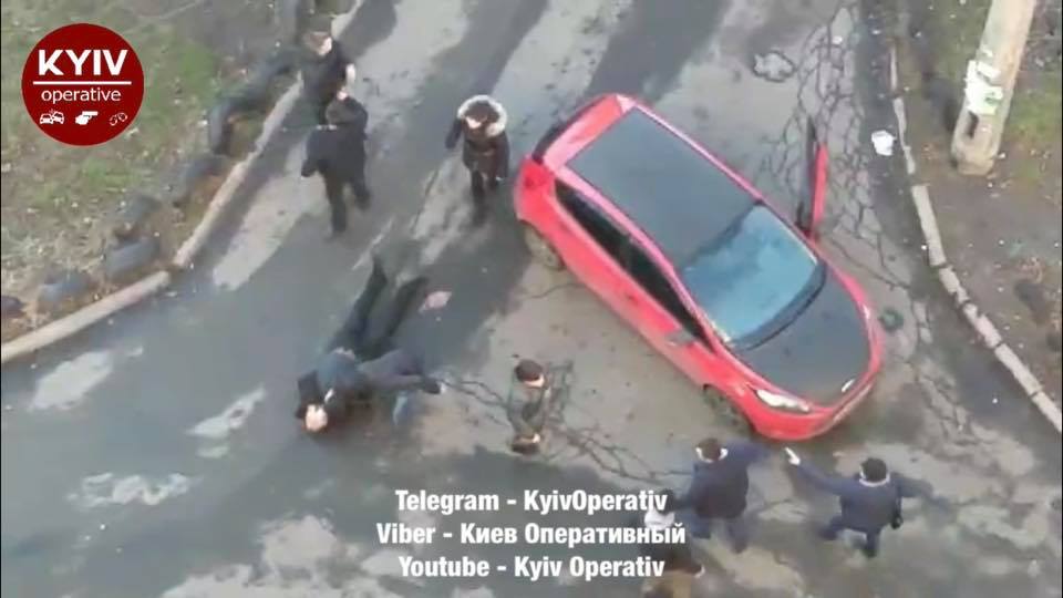 Бійка у Києві: швидка не могла проїхати через припарковане авто