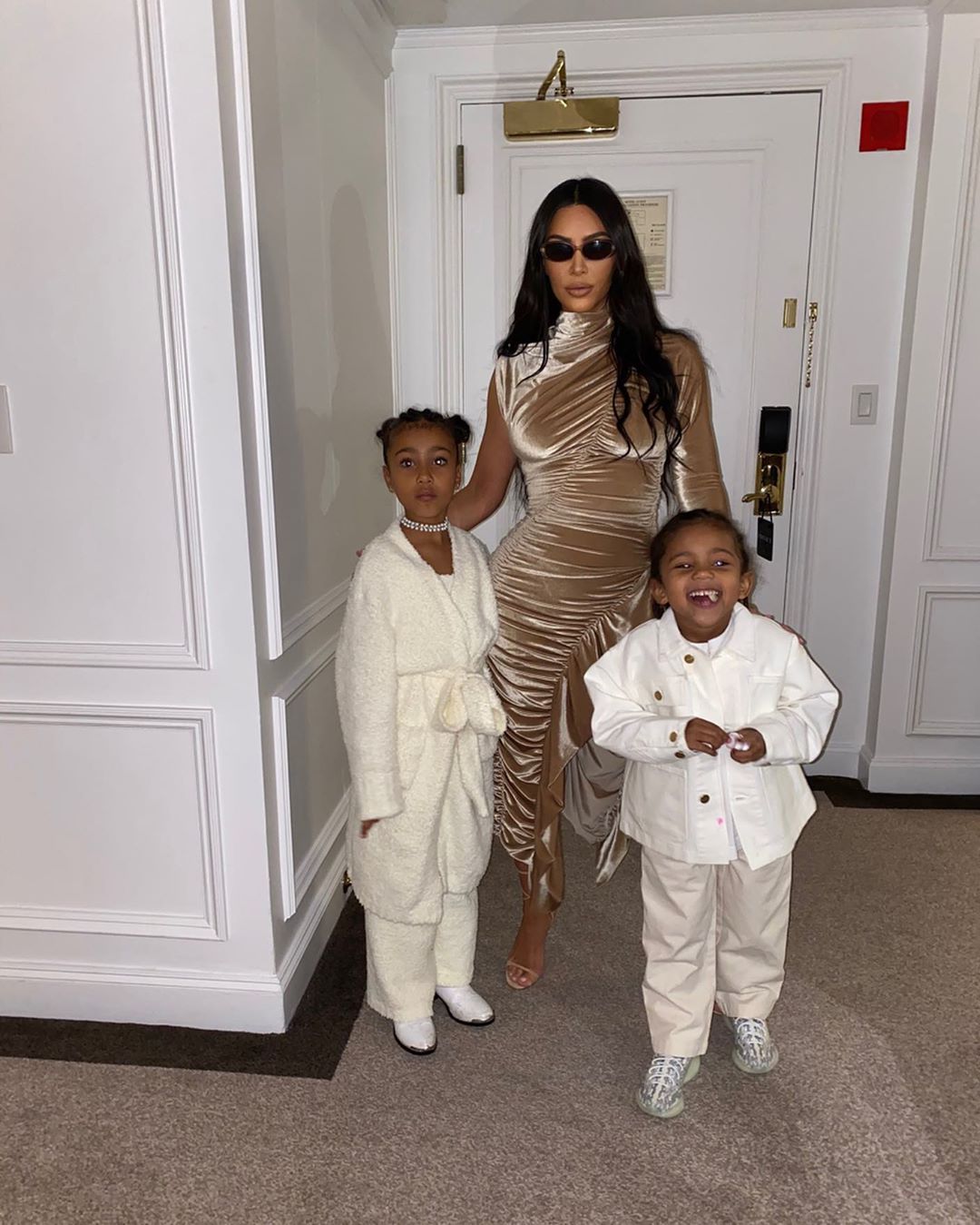 Оце так форми! Кім Кардашьян підкорила ідеальною фігурою в сяючому платті