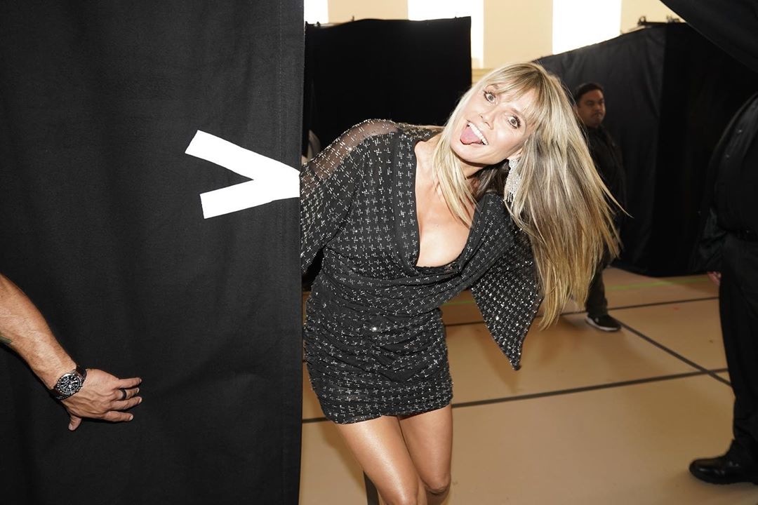 В дерзком мини: 46-летняя Хайди Клум похвасталась стройными ногами и пышными формами