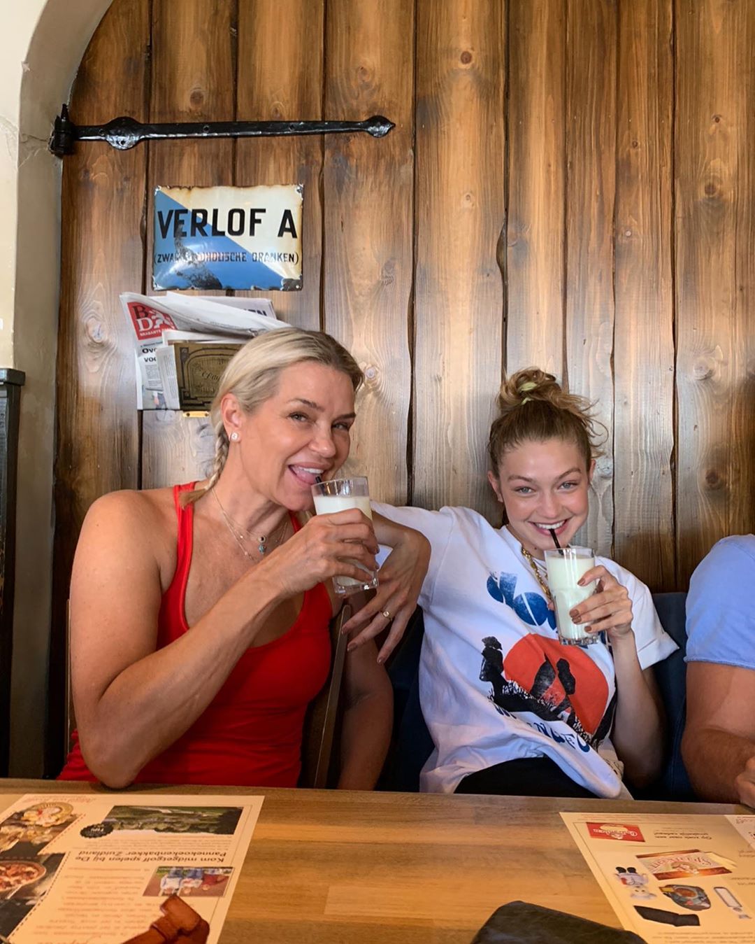 Мамині доньки: Джіджі і Белла Хадід зворушили мережу рідкісними сімейними фото