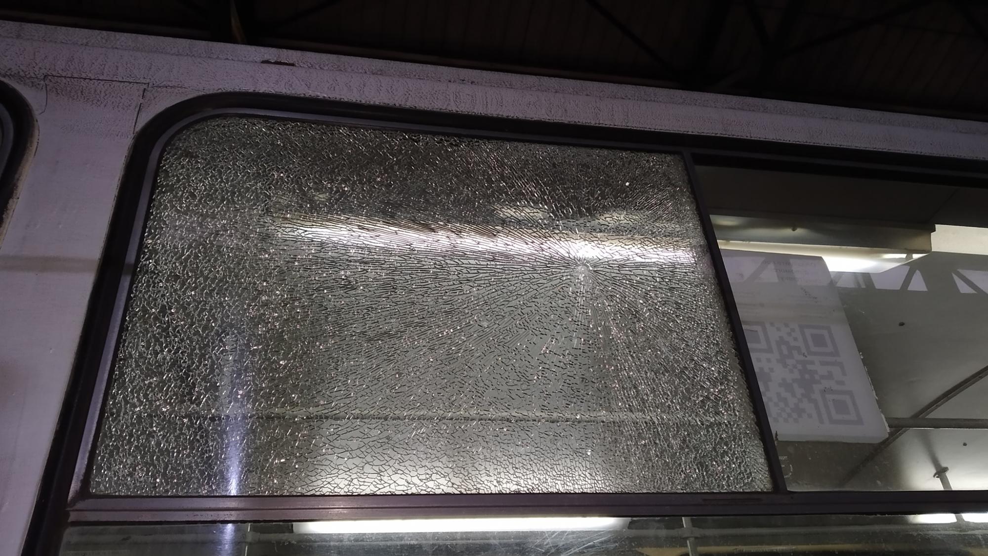 У Миколаєві обстріляли трамваї з пасажирами: всі деталі і фото