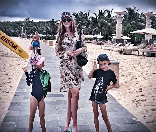 Горячая Слава из НеАнгелов в бикини впечатлила эффектной стойкой на руках