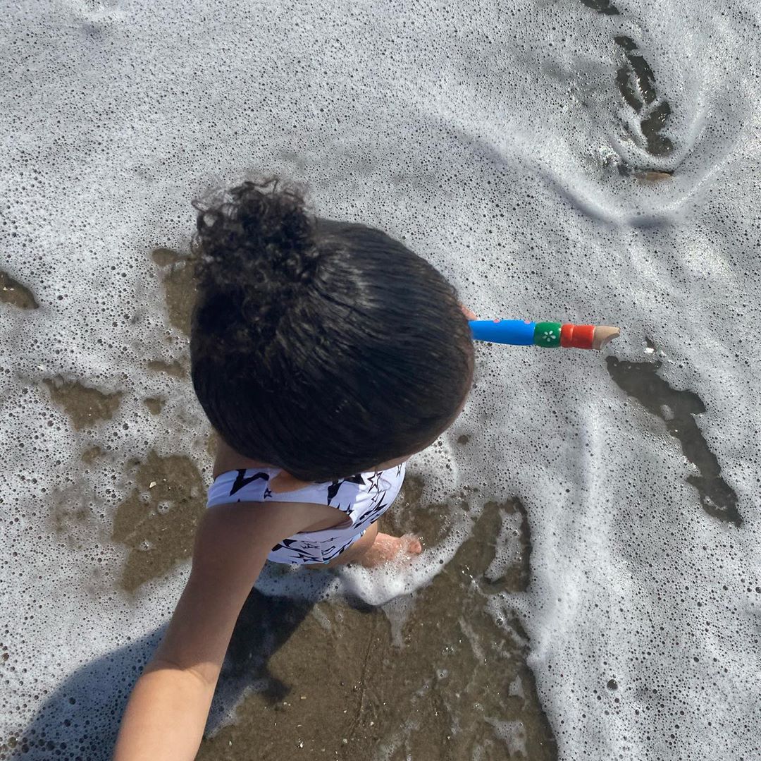 Чертовски привлекательна: Кайли Дженнер покорила пышными формами в черном total look