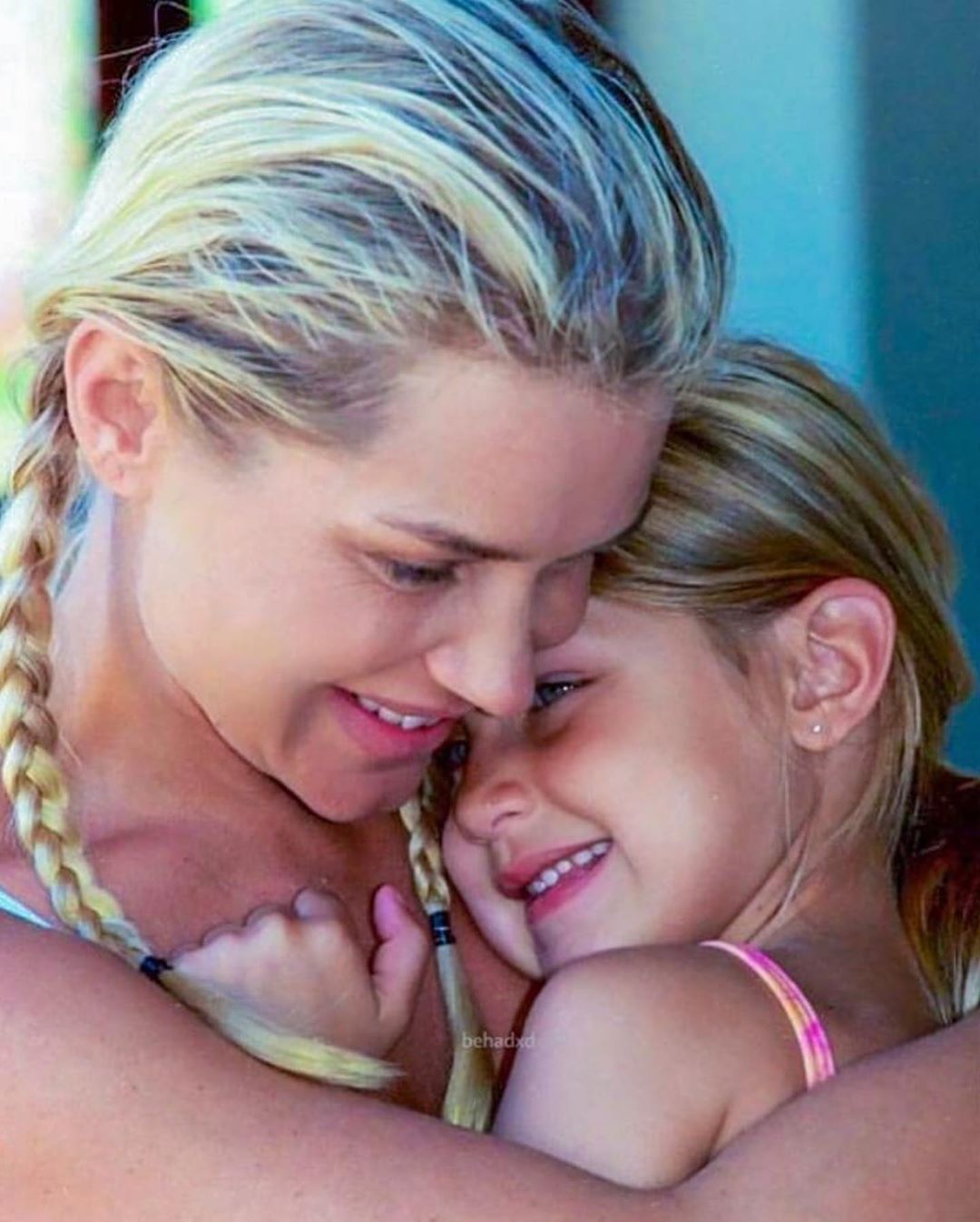 Мамині доньки: Джіджі і Белла Хадід зворушили мережу рідкісними сімейними фото