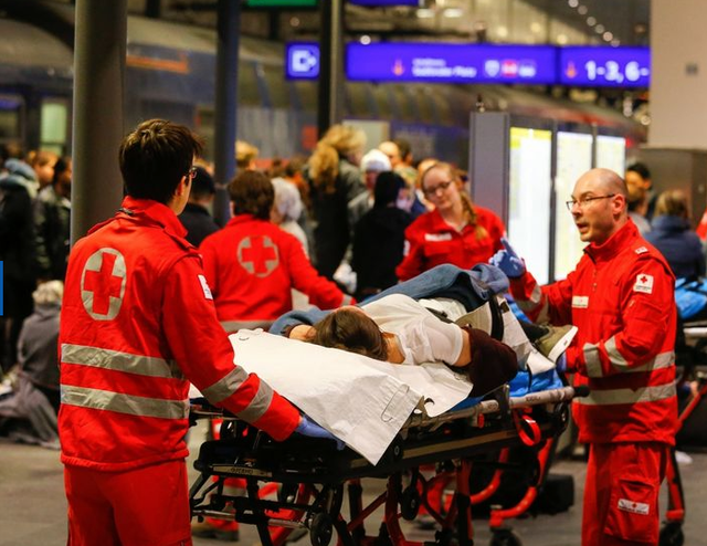 В Австрии на вокзале столкнулись два поезда, десятки пострадавших