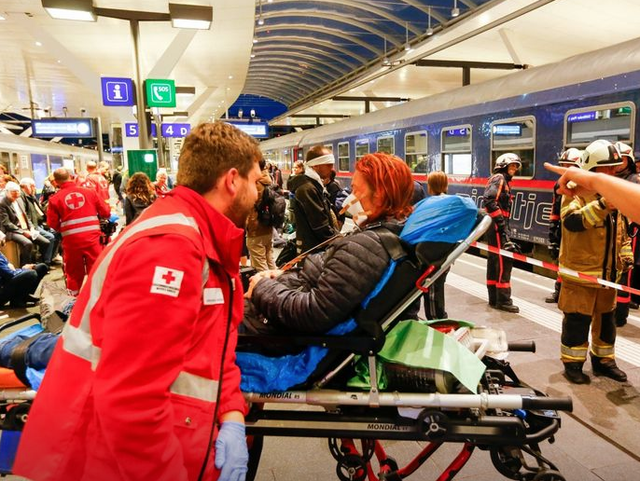 В Австрии на вокзале столкнулись два поезда, десятки пострадавших