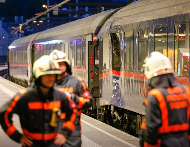 В Австрии на вокзале столкнулись два поезда, десятки пострадавших