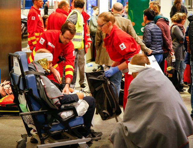 В Австрии на вокзале столкнулись два поезда, десятки пострадавших