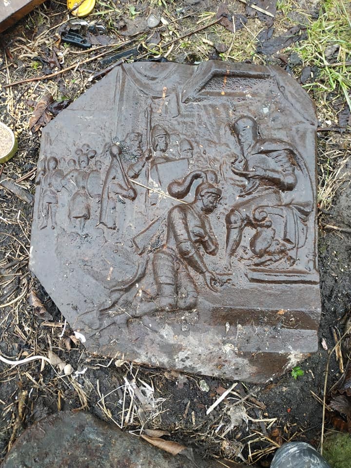 Под Львовом обнаружили загадочный барельеф с изображением польского короля