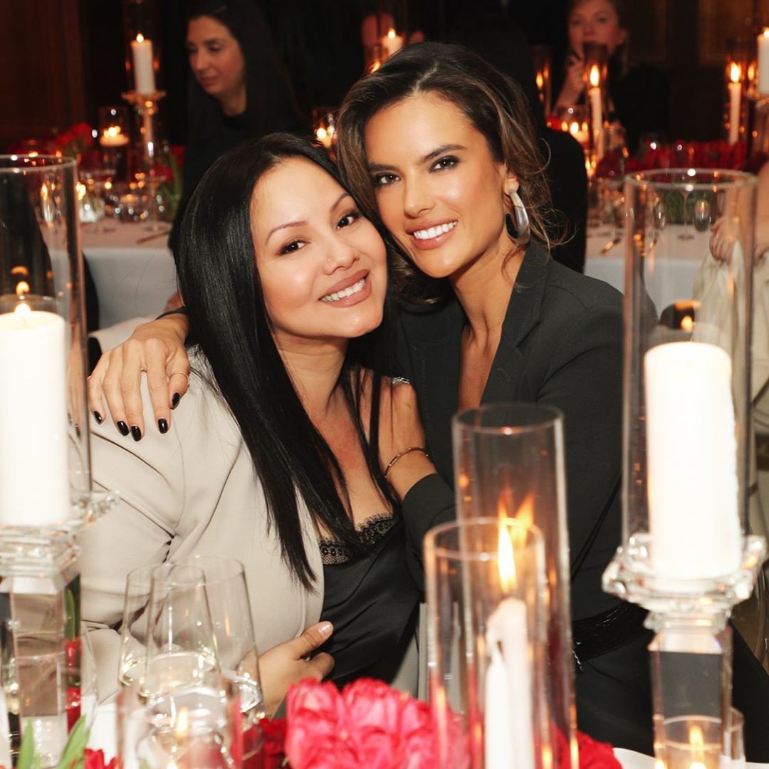 Алессандра Амбросио в соблазнительном наряде блеснула тонкой талией и откровенным декольте