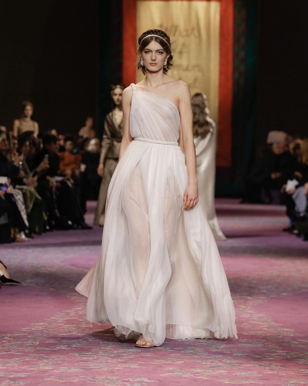 Моника Беллуччи, Ума Турман, Наталья Водянова и другие: самые яркие образы звезд на показе Dior