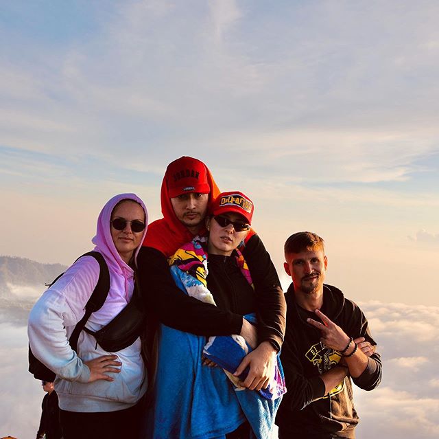 MARUV з чоловіком влаштувала романтику на вершині вулкана на Балі