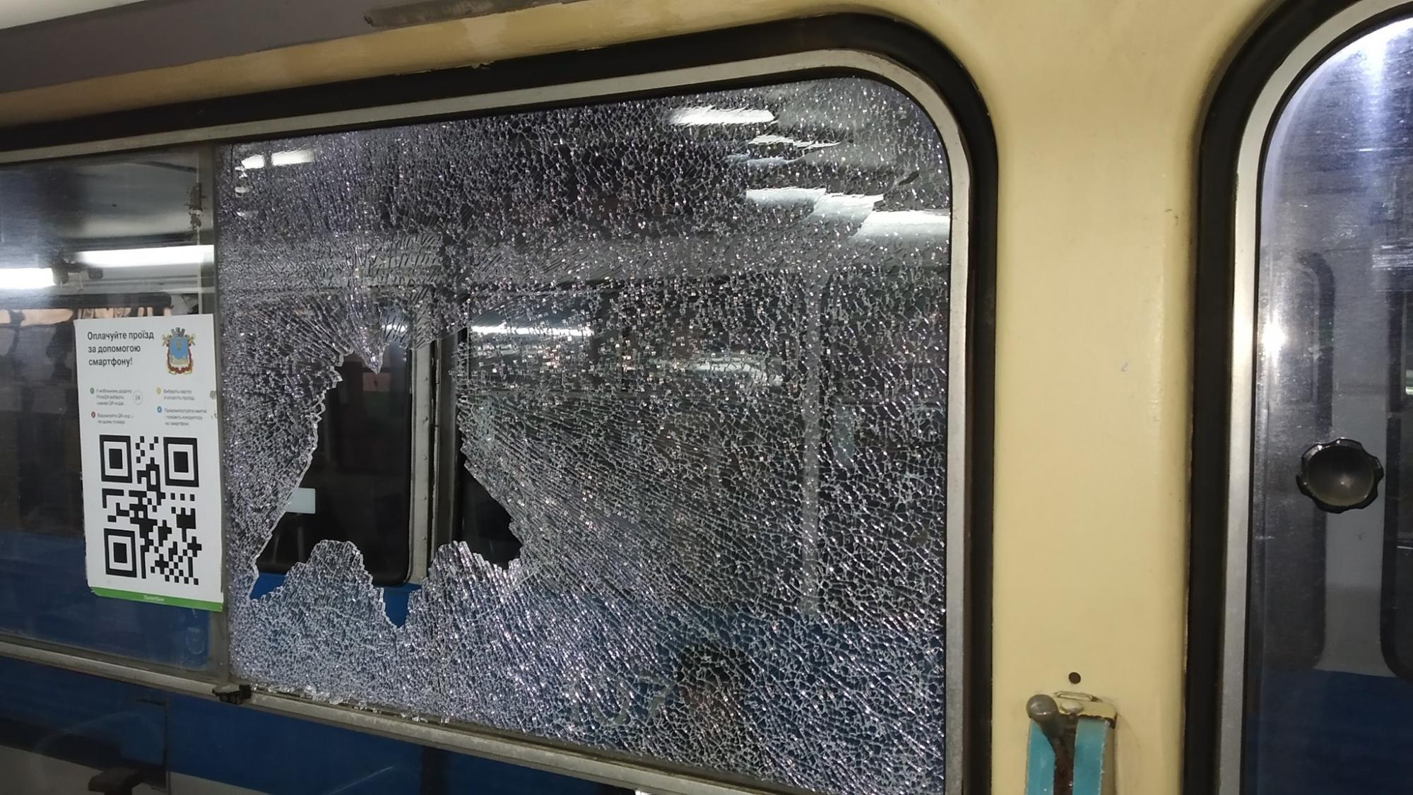 У Миколаєві обстріляли трамваї з пасажирами: всі деталі і фото