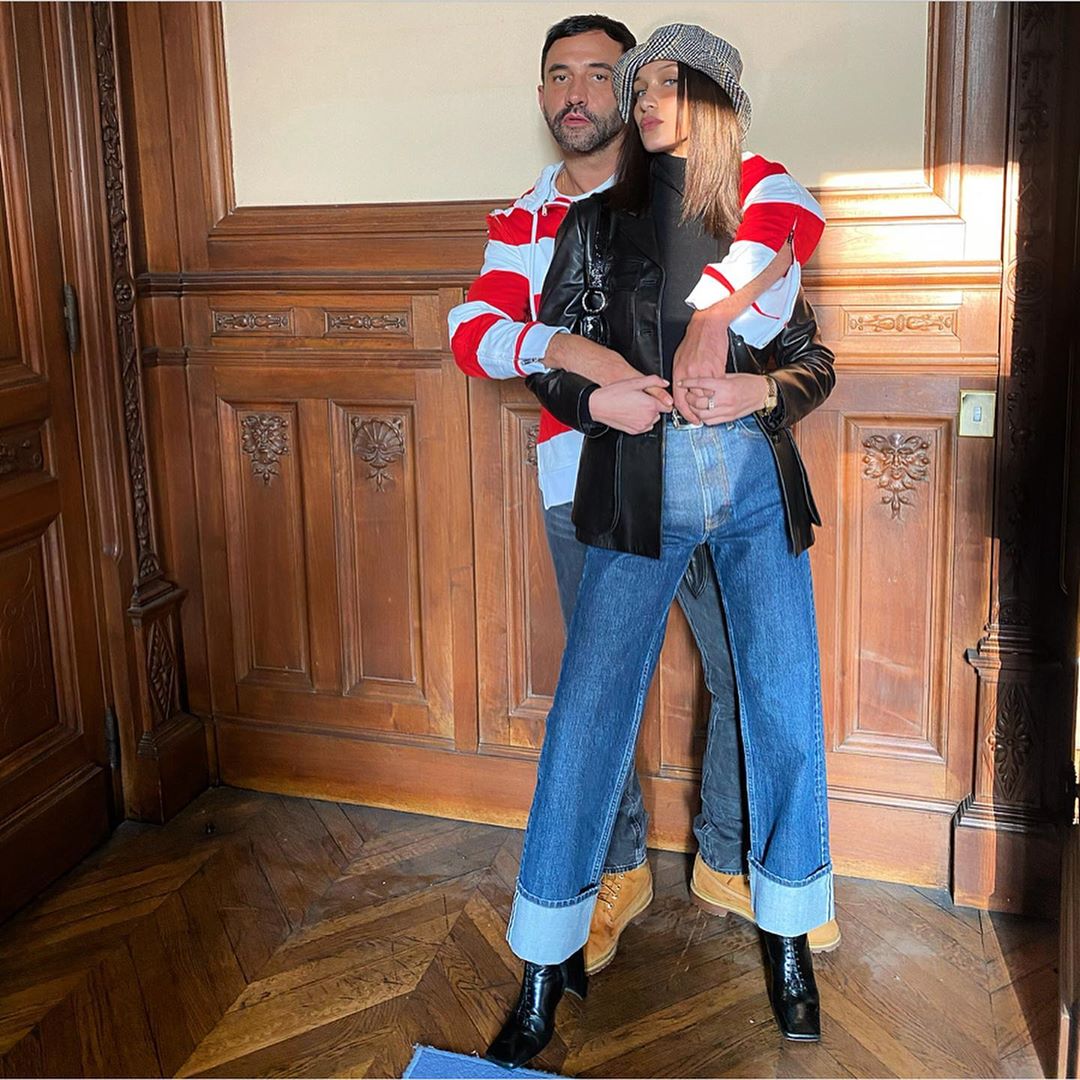 Взять на заметку: Белла Хадид демонстрирует стройную фигуру в самых модных джинсах весны