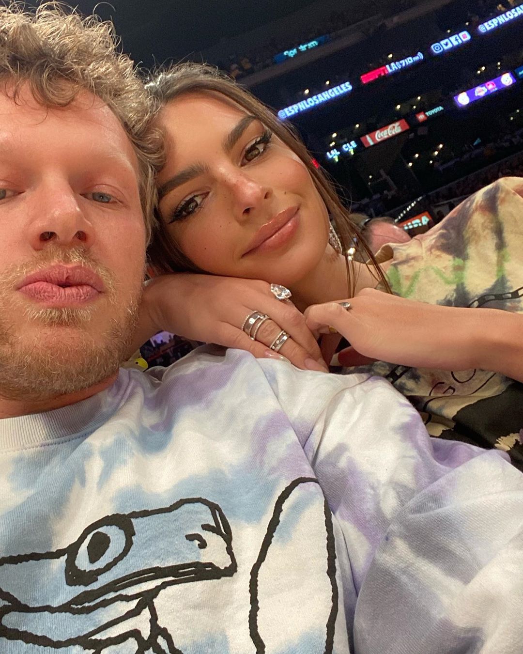 В пир и в мир: Эмили Ратаковски демонстрирует два безупречных образа в разных стилях