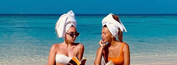 Гладить стюардес по колінах: Регіна Тодоренко в купальнику розповіла про особливості синочка