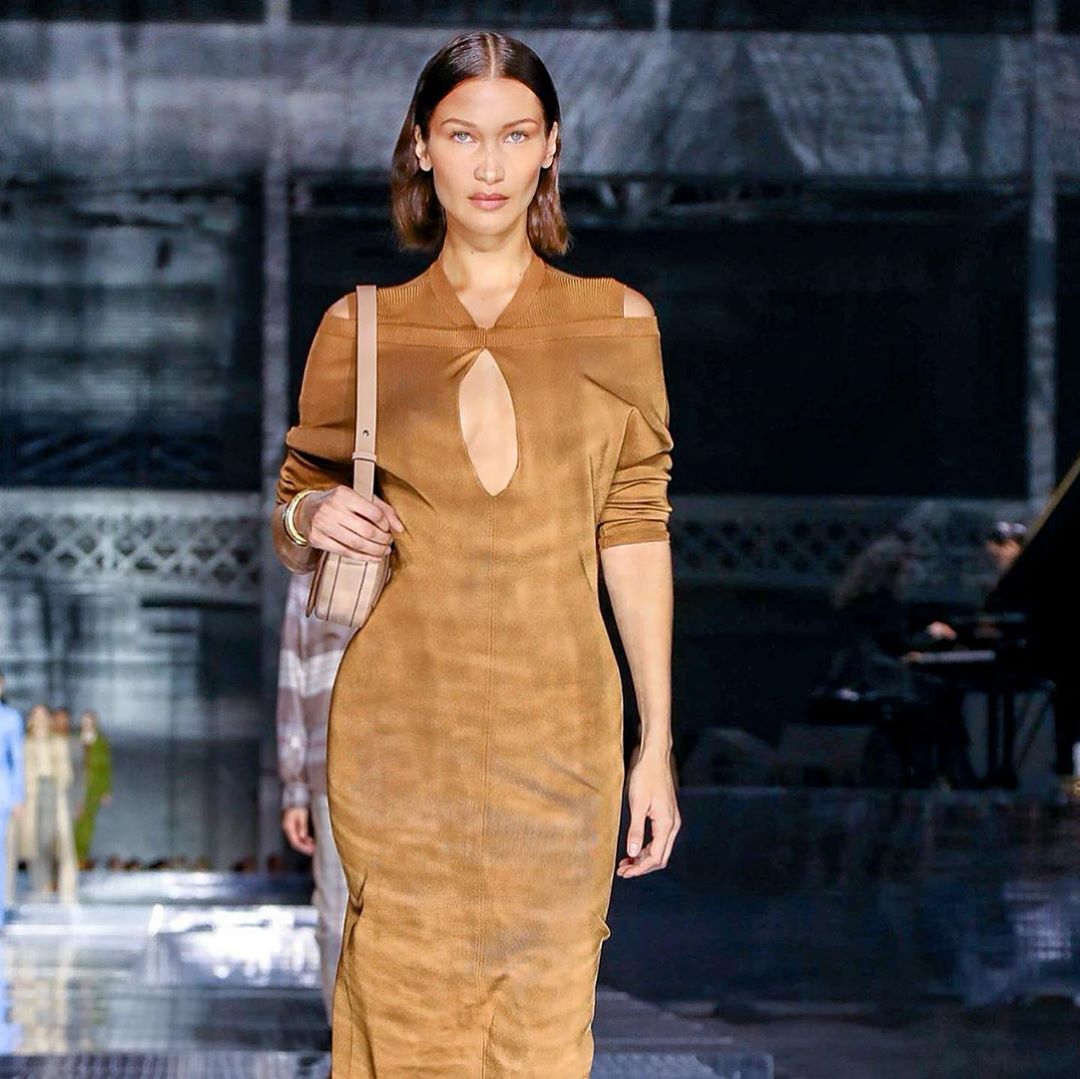 Королева подіуму: Белла Хадід блиснула пишними формами у відвертій сукні