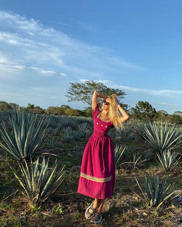 Оля Полякова в "соковитому" вбранні заінтригувала фото в незвичайному місці Мексики
