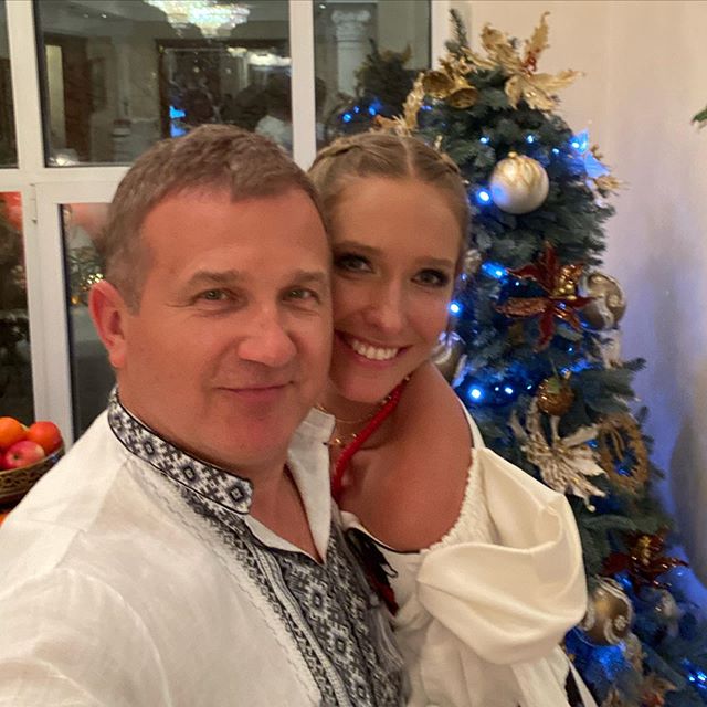 Осадча в розкішній сукні-вишиванці зачарувала затишним святковим фото з Горбуновим