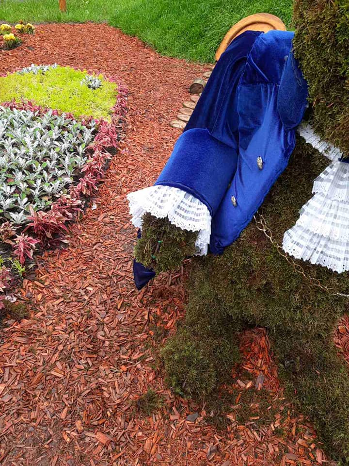 Красота Киева не нужна: вандалы испортили клумбу в парке &quot;Победа&quot;