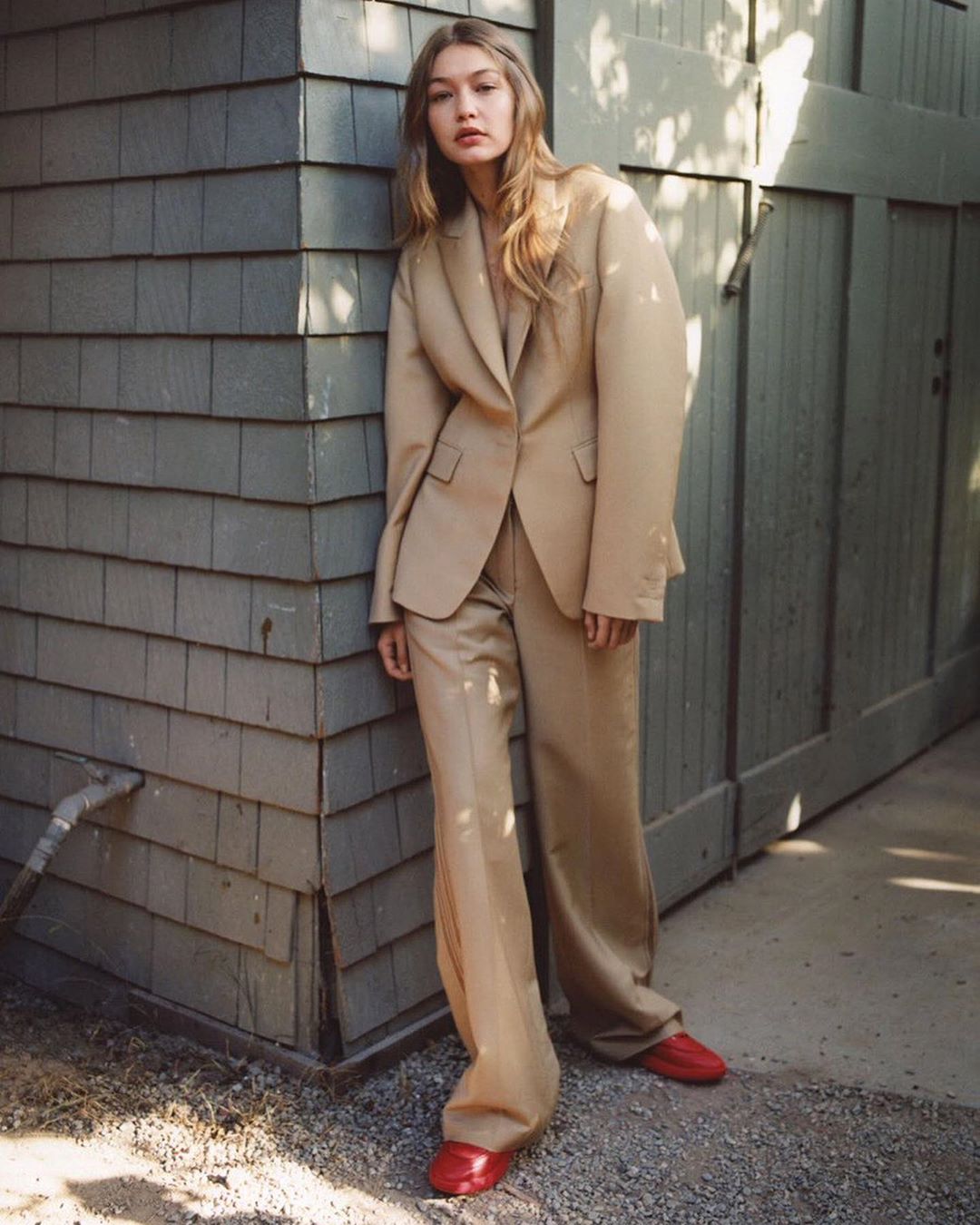 Нескучные будни: Джиджи Хадид показала 3 оригинальных образа для офиса