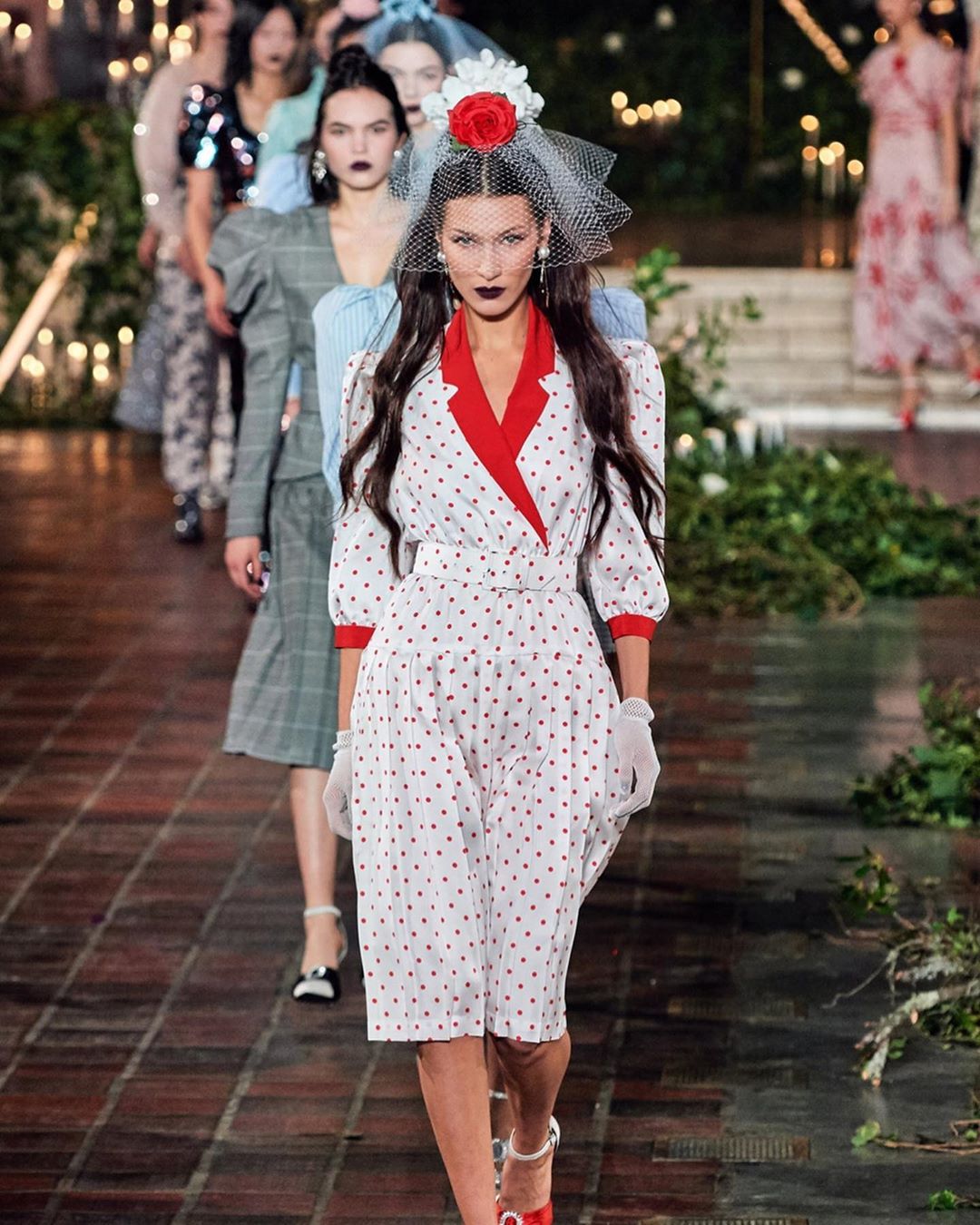 Загадкова наречена: Белла Хадід несподівано вдягла фату та "шлюбну" сукню