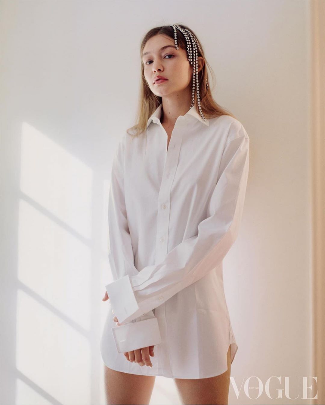 Нескучные будни: Джиджи Хадид показала 3 оригинальных образа для офиса