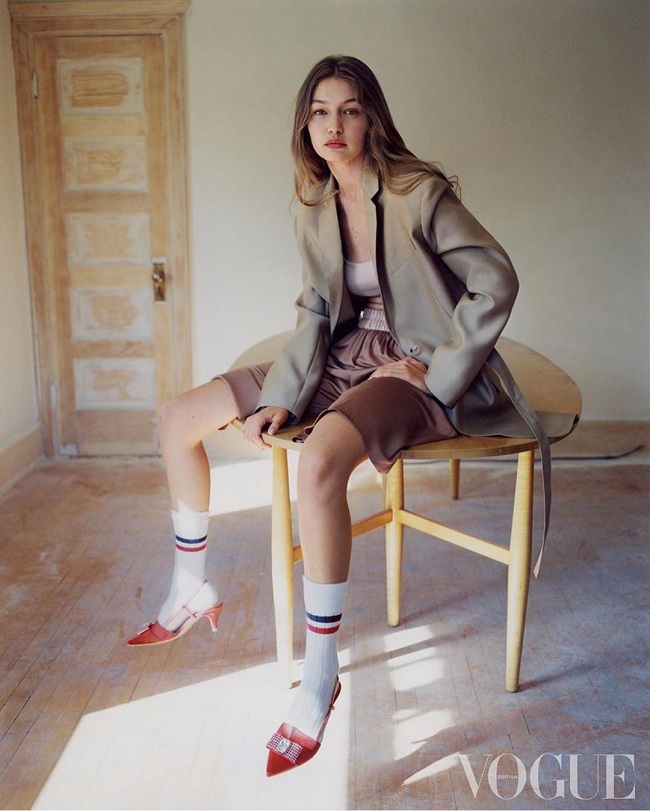 Нескучные будни: Джиджи Хадид показала 3 оригинальных образа для офиса