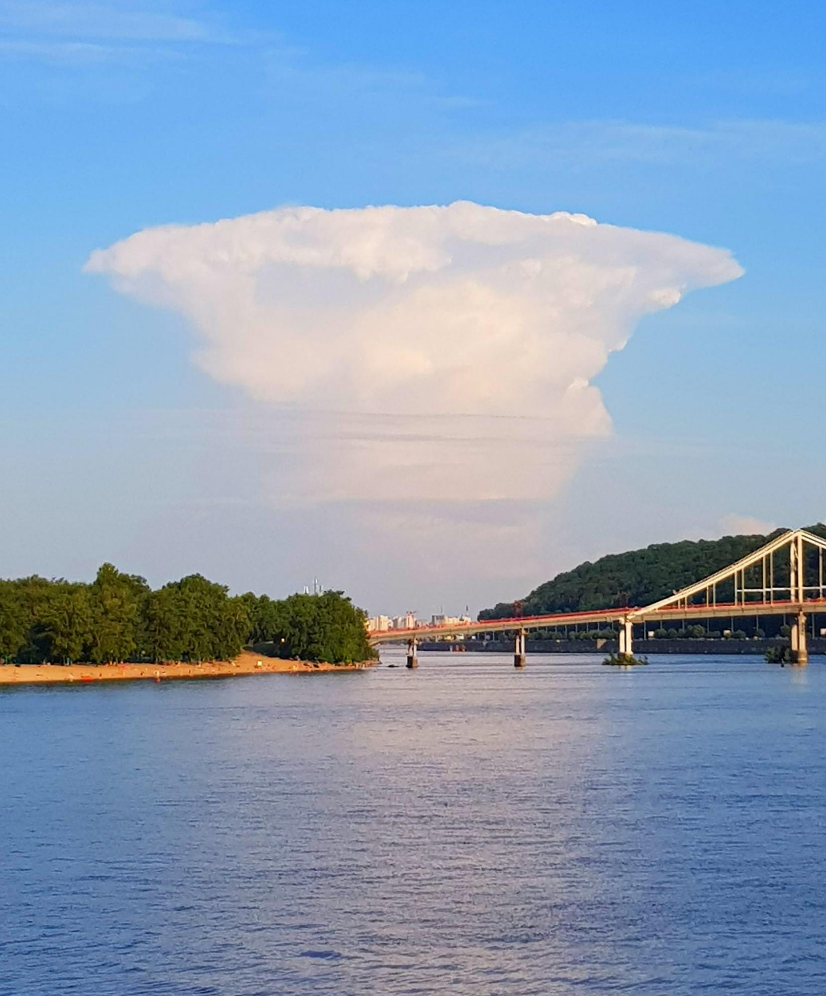 Над Киевом появился &quot;ядерный гриб&quot;: фото и видео редкого явления