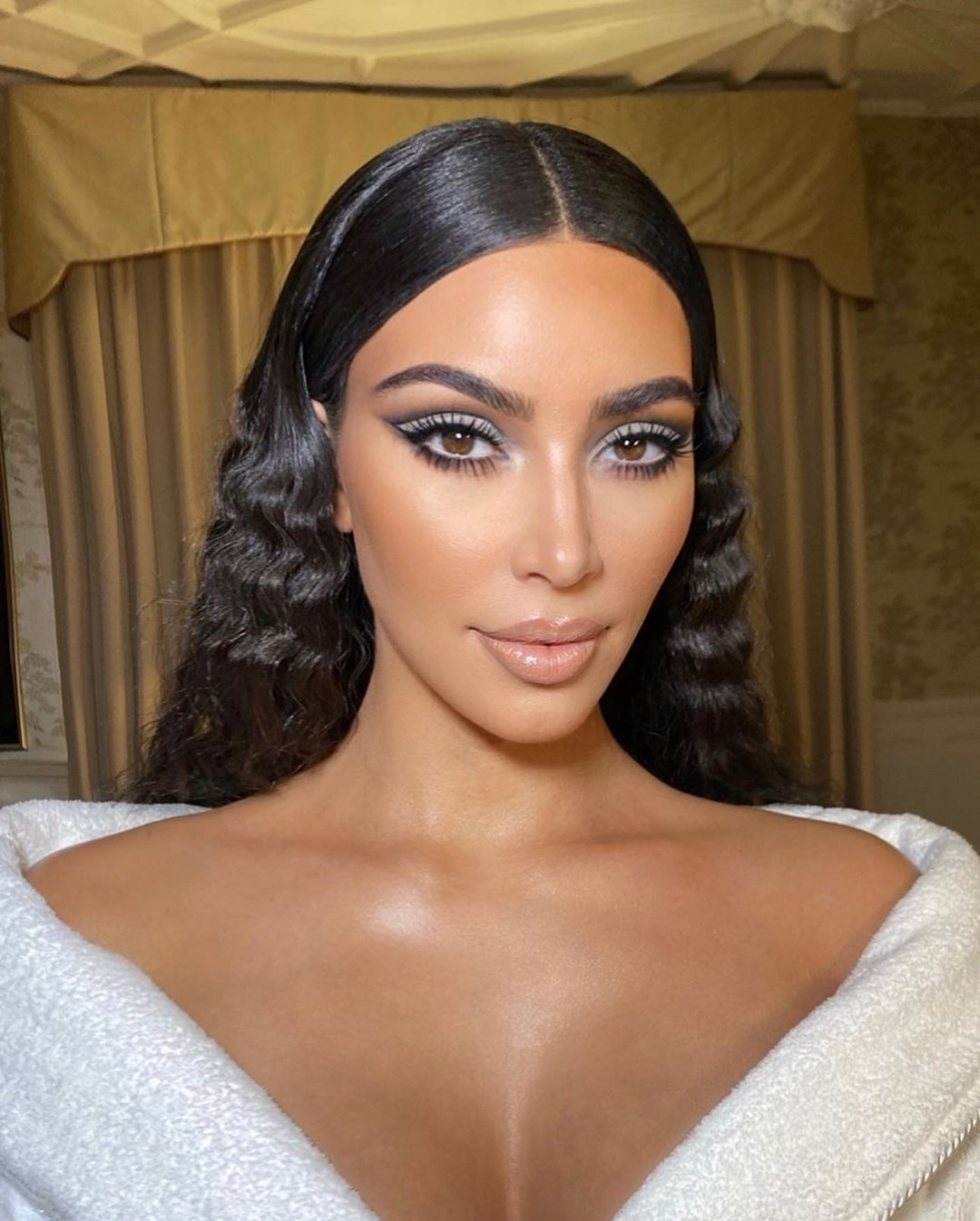 В ажурном мини-платье и с ярким макияжем: Ким Кардашьян в соблазнительном образе блистает в Лондоне