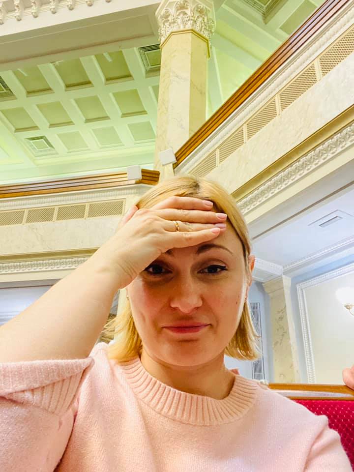 Нардеп "Слуги народа" оконфузилась в Раде во время голосования
