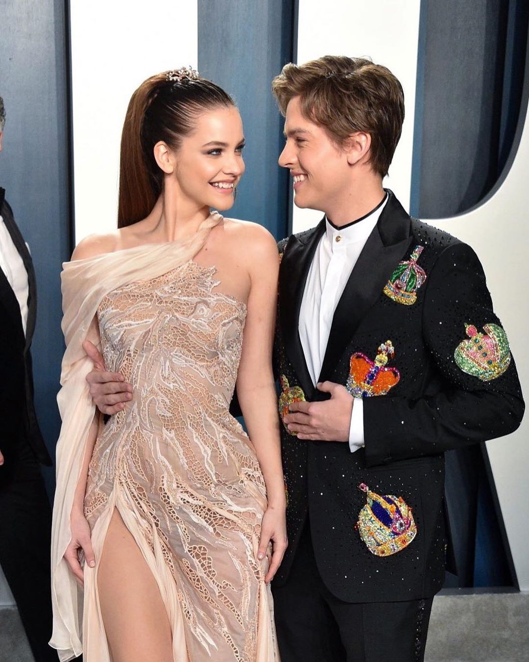 Барбара Палвин покорила красную дорожку Vanity Fair роскошным телом в "голом" платье