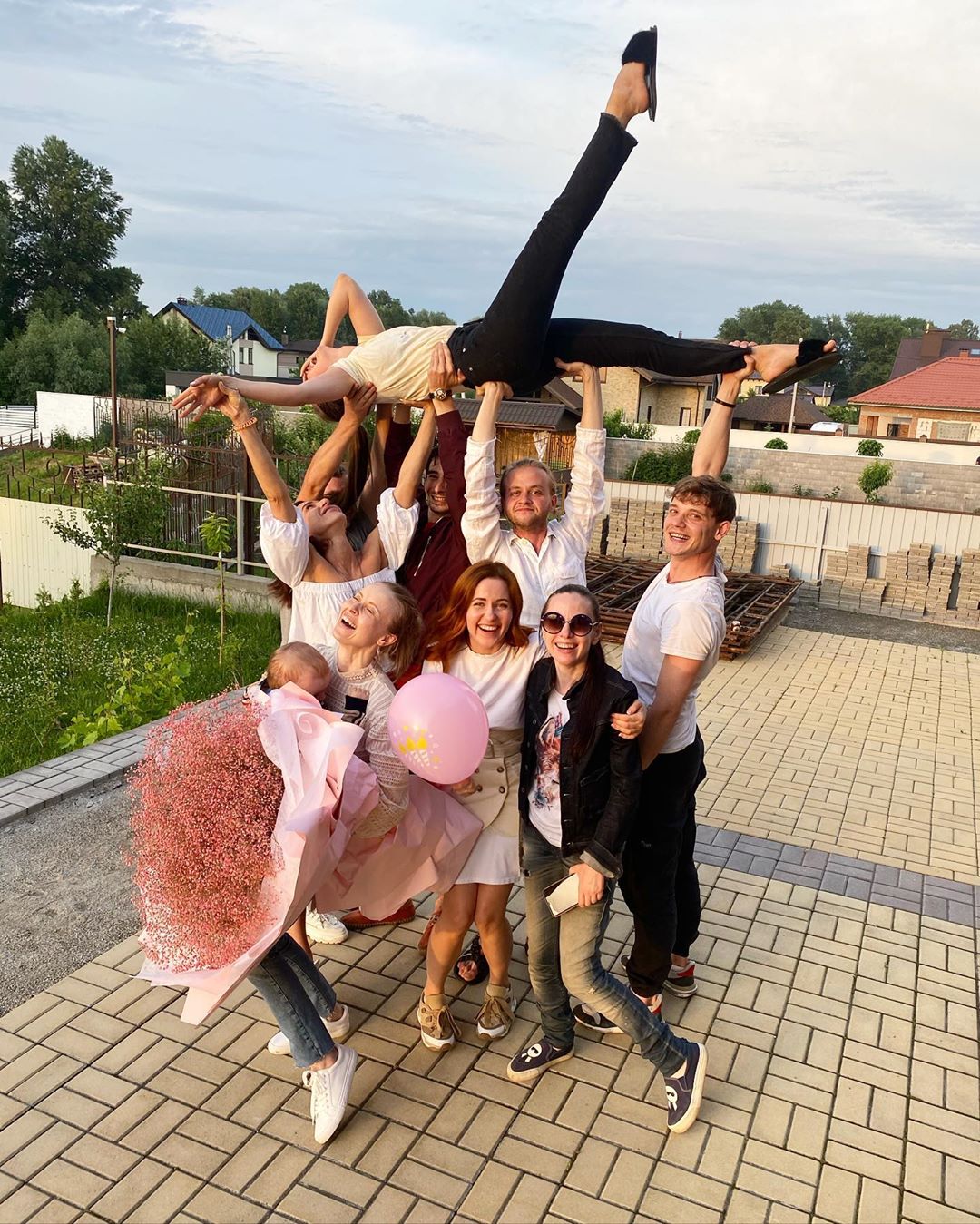 "Холостячка" Ксения Мишина показала, как ее носили на руках в день рождения