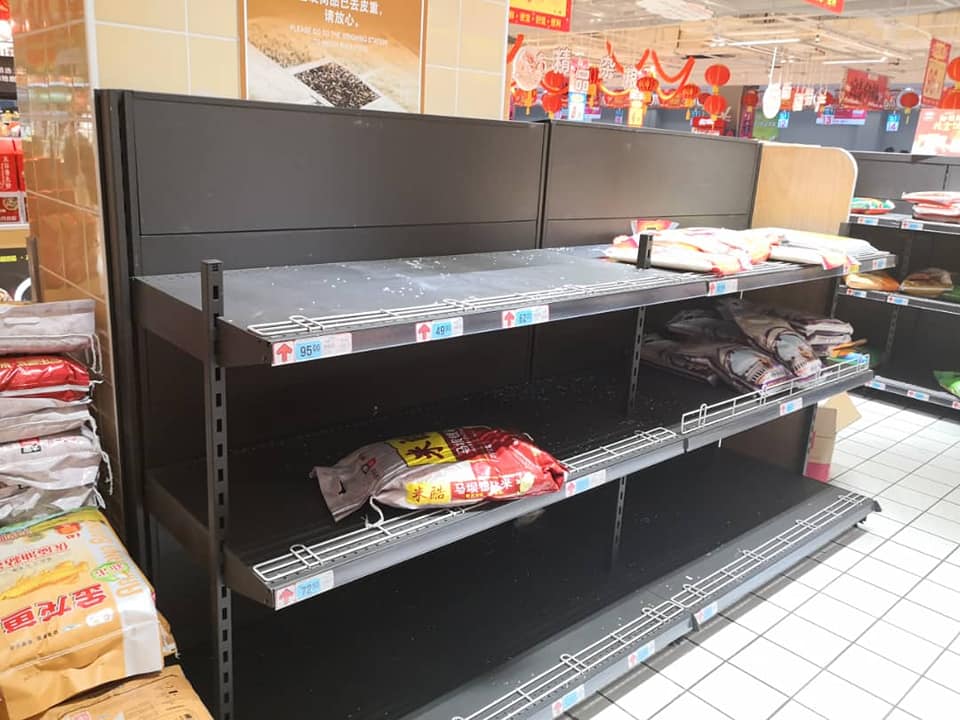 Температуру міряють всім: українці в Китаї розповіли гірку правду про вірус