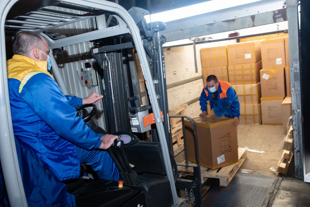 В Борисполі приземлився літак із другою партією захисних костюмів від Фонду Порошенка