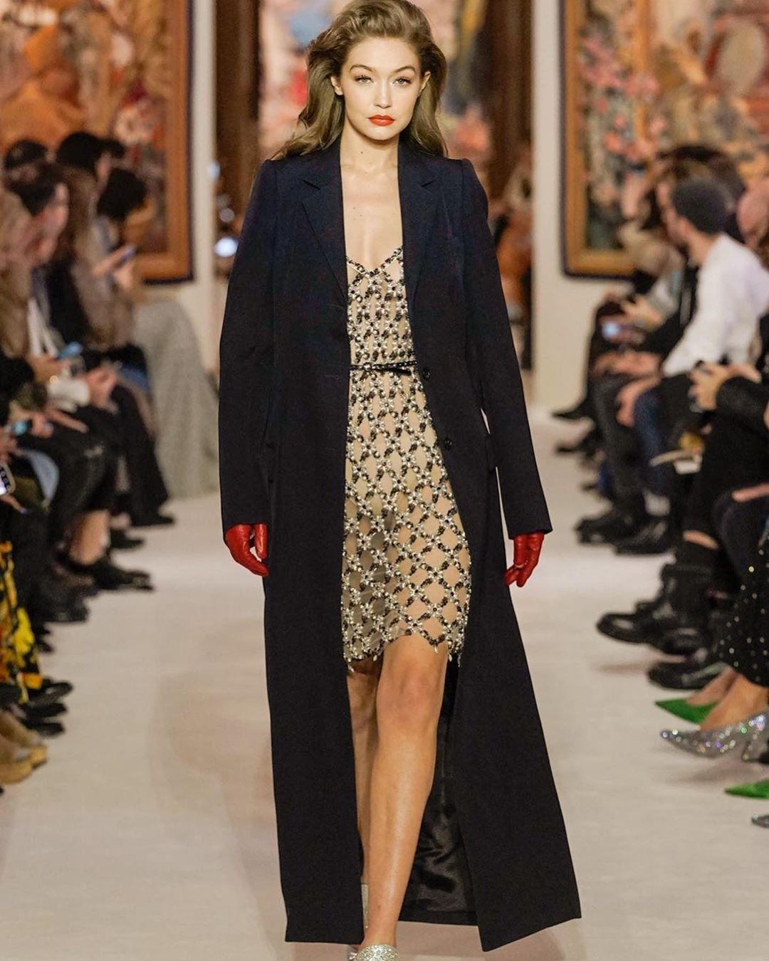 В платье-сетке и с ярким макияжем: Джиджи Хадид восхитила совершенной фигурой в откровенном образе