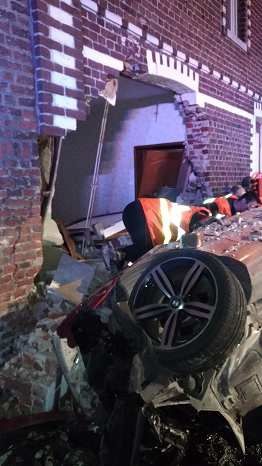 У Франції автомобіль протаранив житловий будинок, є загиблі