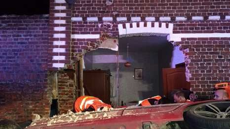 У Франції автомобіль протаранив житловий будинок, є загиблі