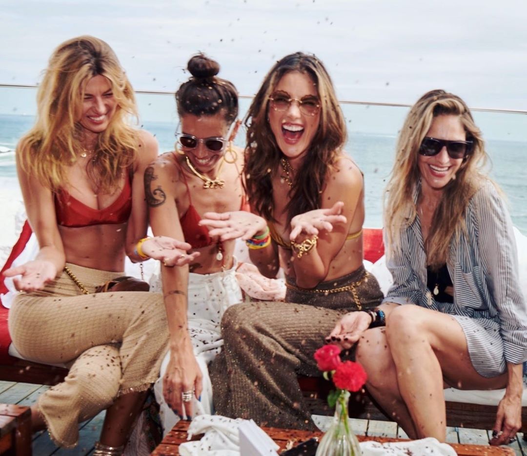 В брюках кльош і бюстгальтері: Алессандра Амбросіо похвалилася струнким тілом в незвичайному вбранні